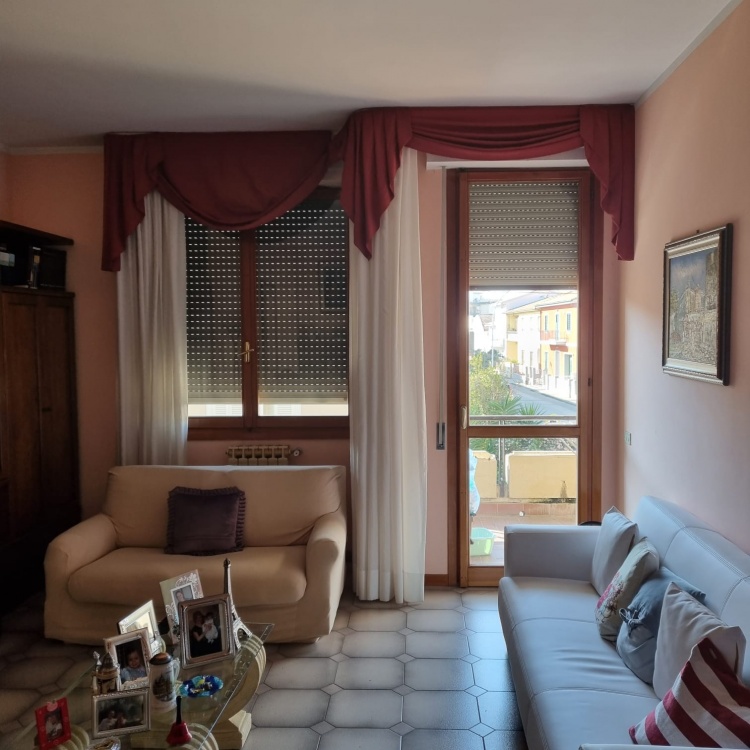 empoli appartamento in vendita di 5 vani con zona living che permette l'accesso al primo terrazzo