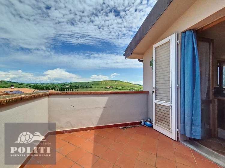 balcone terratetto Cerreto Guidi con vista sulle colline toscane