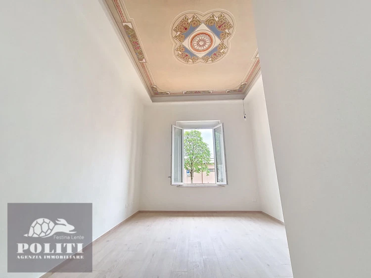 empoli due vani completamente ristrutturati e in pronta consegna sogiorno con affresco