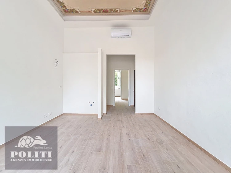 bilocale empoli stazione camera con pavimento e affresco