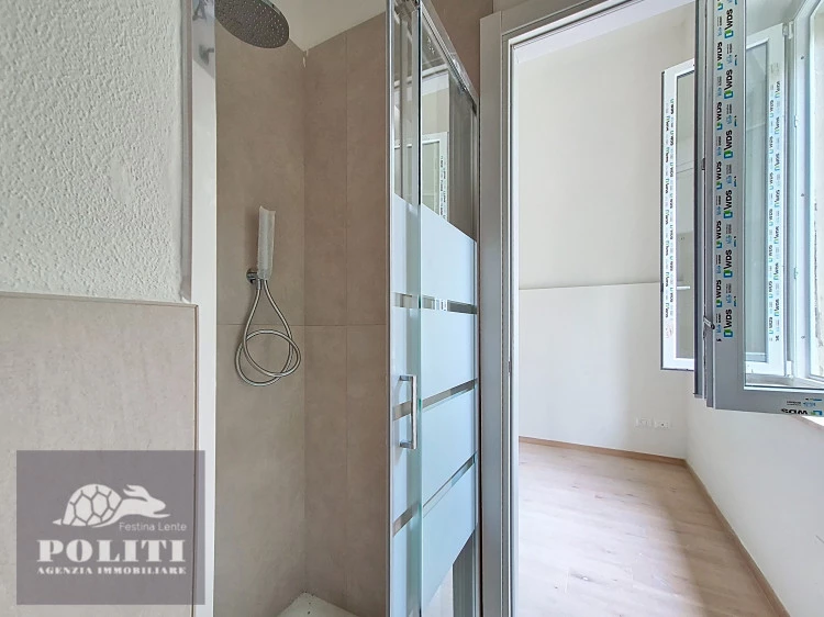 bilocale empoli zona stazione bagno con doccia vetrata