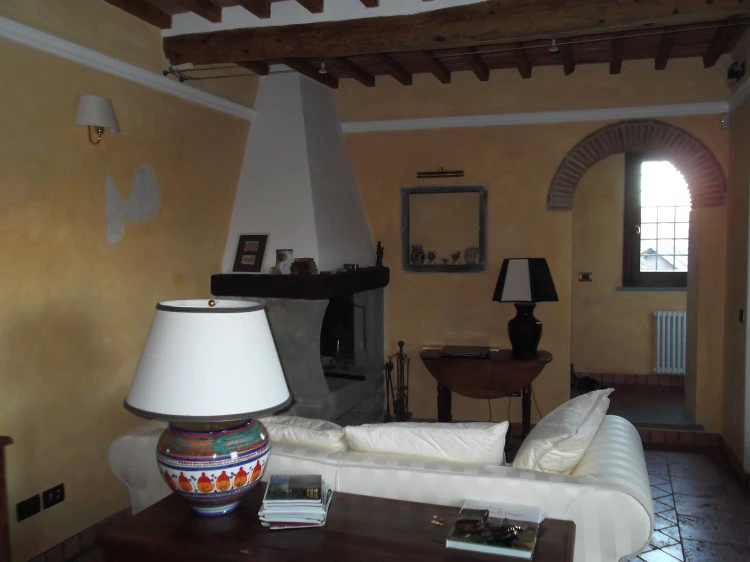 Terratetto a capraia fiorentina rustico pressi stazione tinello con camino