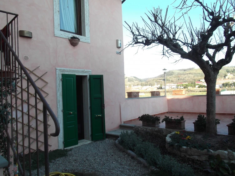 Terratetto a capraia fiorentina rustico pressi stazione esterno