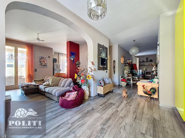 Ampio salone Appartamento Prestigioso con ottime finiture e giardino privato zona centrale residenziale Empoli