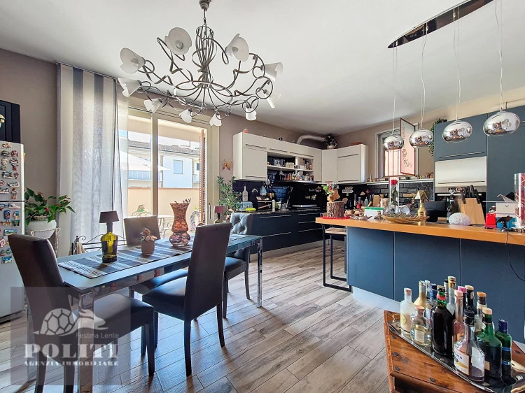 Ampia Cucina abitabile Appartamento Prestigioso con ottime finiture e giardino privato zona centrale residenziale Empoli