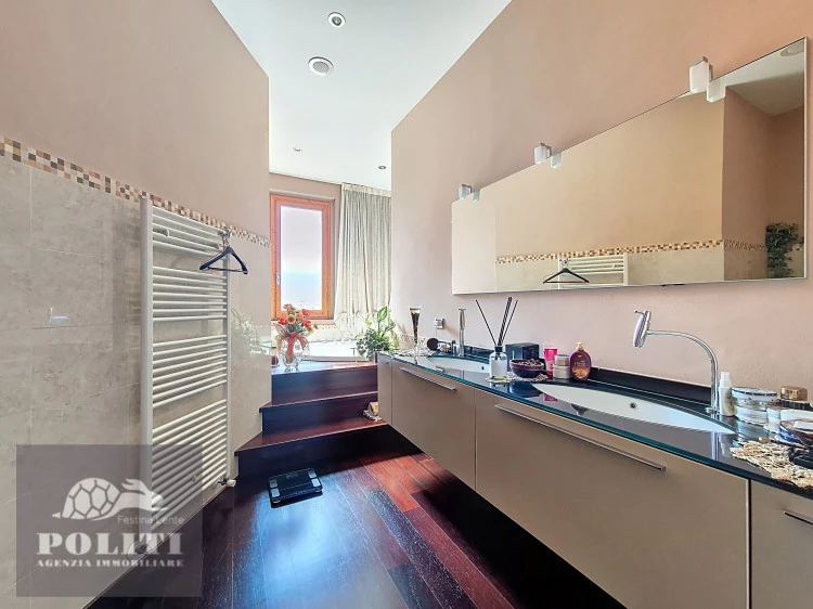 Spazioso Bagno Padronale Appartamento Prestigioso con ottime finiture e giardino privato zona centrale residenziale Empoli