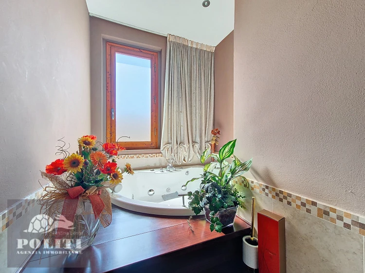 Spazioso Bagno Padronale Appartamento Prestigioso con ottime finiture e giardino privato zona centrale residenziale Empoli