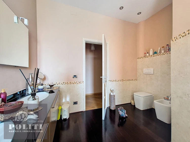 Spazioso Bagno Padronale Appartamento Prestigioso con ottime finiture e giardino privato zona centrale residenziale Empoli