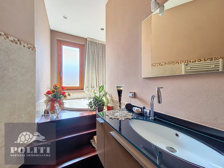 Spazioso Bagno Padronale Appartamento Prestigioso con ottime finiture e giardino privato zona centrale residenziale Empoli