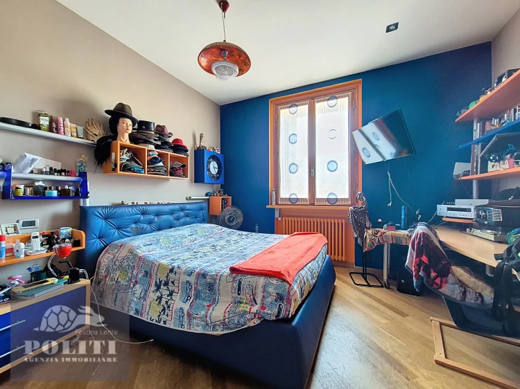Spaziosa Camera da letto Appartamento Prestigioso con ottime finiture e giardino privato zona centrale residenziale Empoli