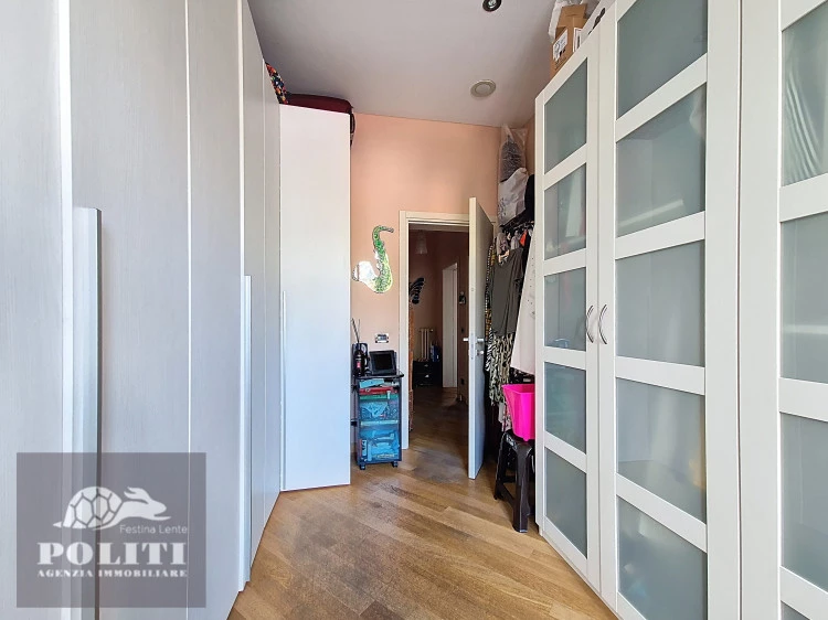 Spaziosa Cabina Armadio Appartamento Prestigioso con ottime finiture e giardino privato zona centrale residenziale Empoli
