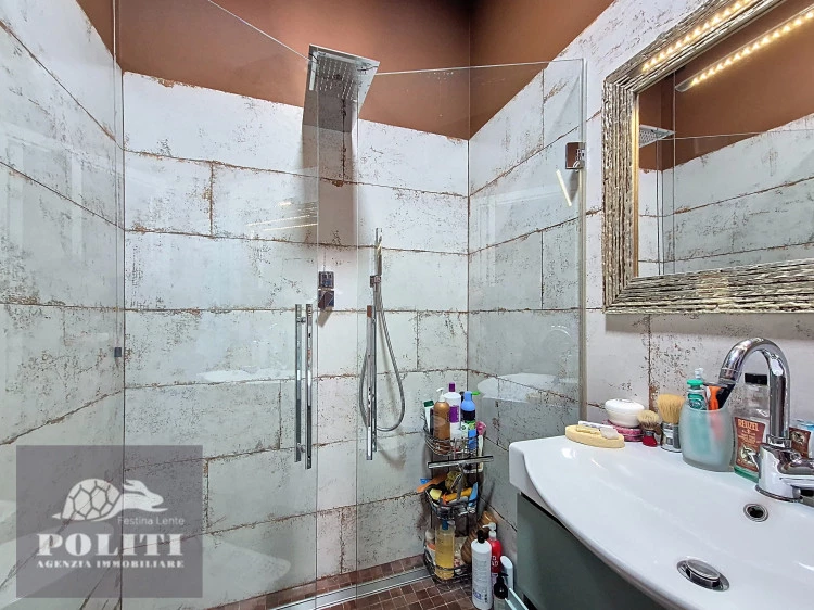 Spazioso Bagno Appartamento Prestigioso con ottime finiture e giardino privato zona centrale residenziale Empoli