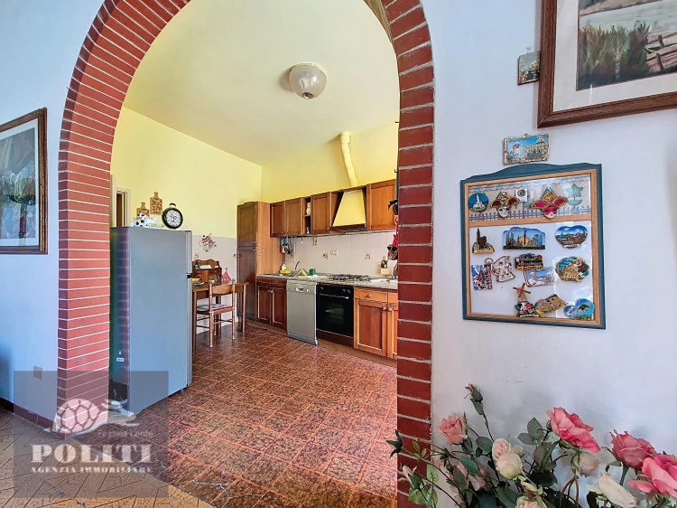 Ampia cucina appartamento Empoli zona Piazza della Vittoria