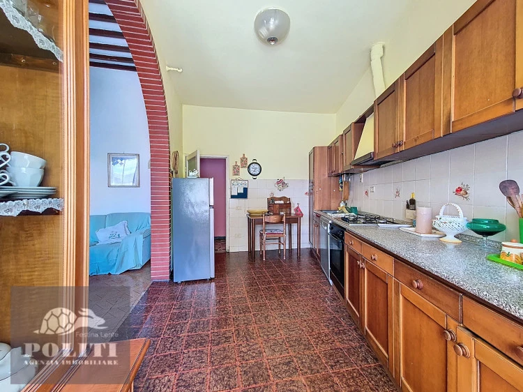 Ampia cucina appartamento Empoli zona Piazza della Vittoria
