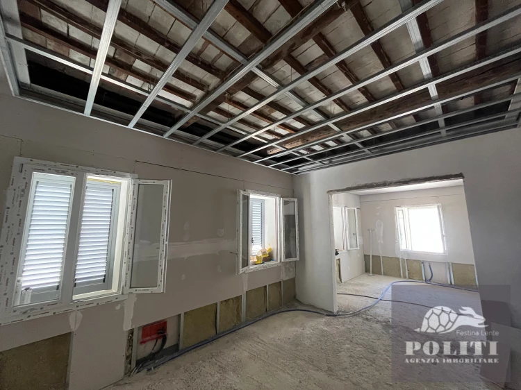 Appartamento ristrutturato con soffitta abitabile e posto auto a Limite