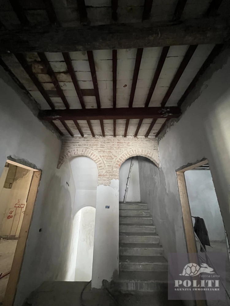 Appartamento ristrutturato con soffitta abitabile e posto auto a Limite