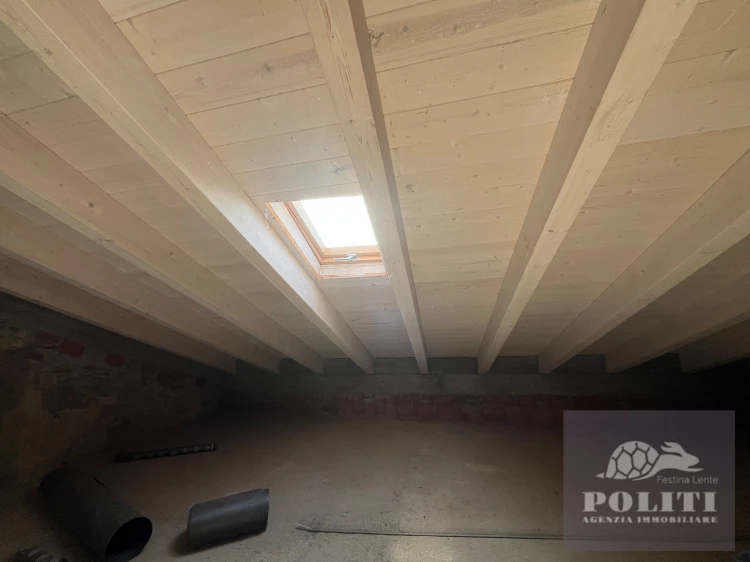 Appartamento ristrutturato con soffitta abitabile e posto auto a Limite