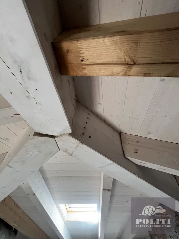 Appartamento ristrutturato con soffitta abitabile e posto auto a Limite