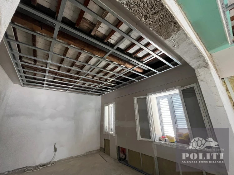 Appartamento ristrutturato con open space e posto auto a Limite