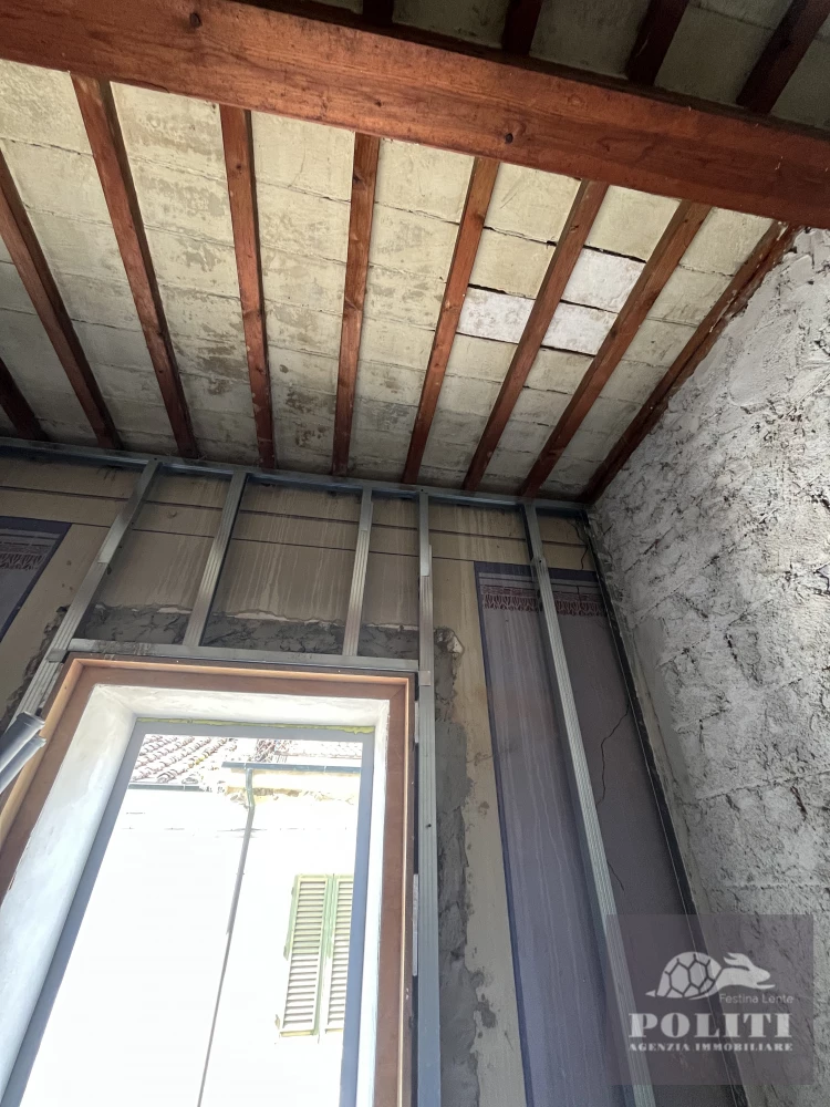 Appartamento ristrutturato con soffitta abitabile e posto auto a Limite