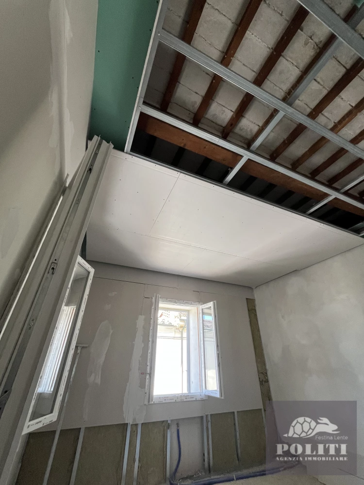 Appartamento ristrutturato con soffitta abitabile e posto auto a Limite