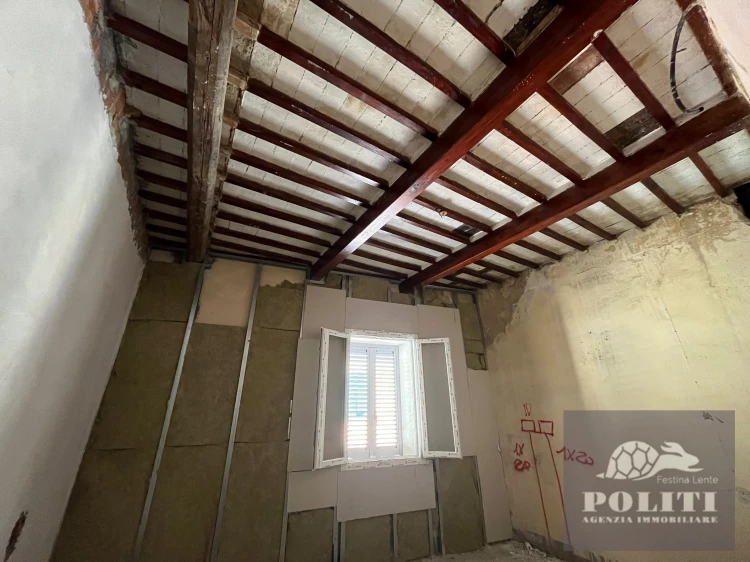 Appartamento ristrutturato con soffitta abitabile e posto auto a Limite