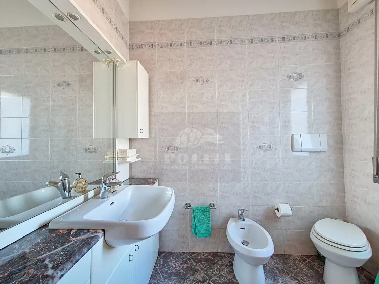 empoli vendita casa di 5 vani piccolo condominio bagno