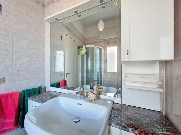 empoli vendita casa di 5 vani piccolo condominio bagno e doccia