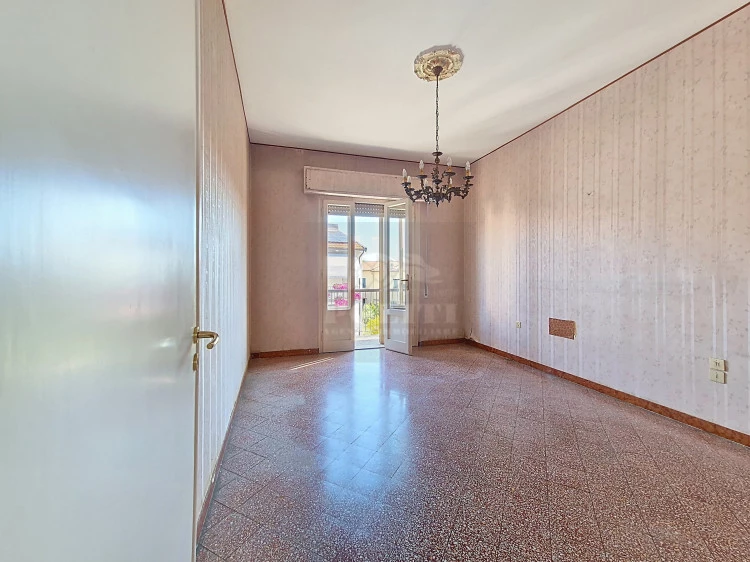 empoli vendita casa di 5 vani piccolo condominio camera con terrazzo