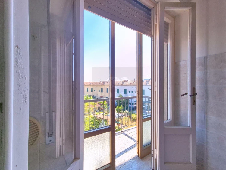 empoli vendita casa di 5 vani piccolo condominio vista da soggiorno con terrazza