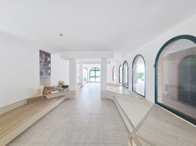 vendesi fondo commerciale ad Empoli molto luminoso