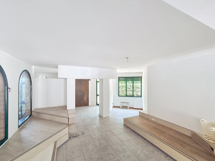 vendesi fondo commerciale ad Empoli molto luminoso le stanze in fondo