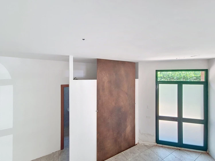 vendesi fondo commerciale ad Empoli molto luminoso accesso al giardio