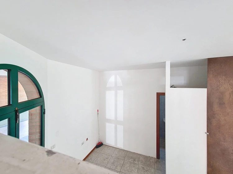 vendesi fondo commerciale ad Empoli molto luminoso secondo accesso