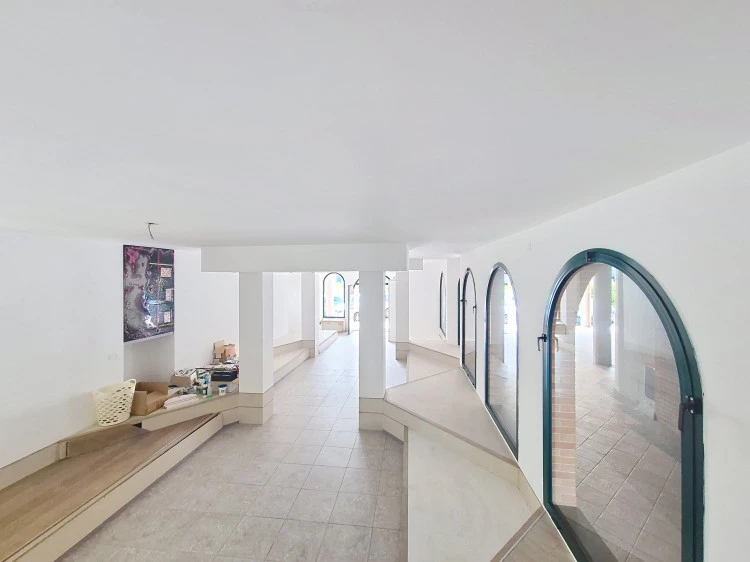 vendesi fondo commerciale ad Empoli molto luminoso altezza 2,90 metri