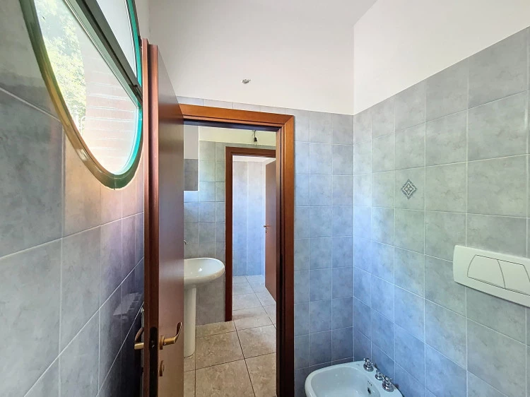 vendesi fondo commerciale ad Empoli molto luminoso bagni