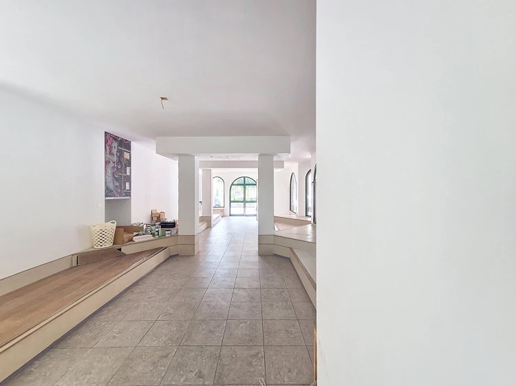 vendesi fondo commerciale ad Empoli molto luminoso due colonne sono finte