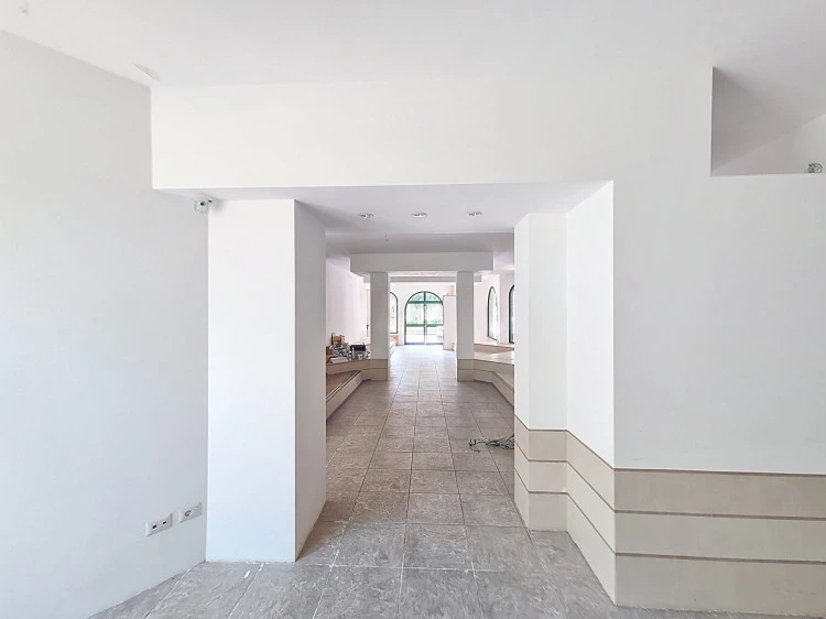 vendesi fondo commerciale ad Empoli molto luminoso vista dal fondo