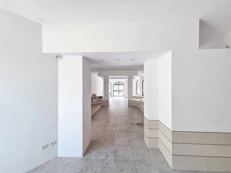 vendesi fondo commerciale ad Empoli molto luminoso vista dal fondo