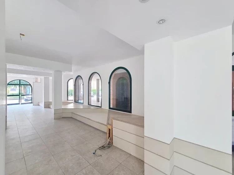 vendesi fondo commerciale ad Empoli molto luminoso archi