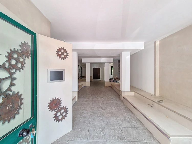 vendesi fondo commerciale ad Empoli molto luminoso entrata