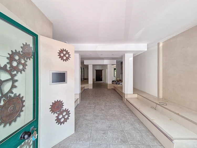 vendesi fondo commerciale ad Empoli molto luminoso le panche saranno rimosse