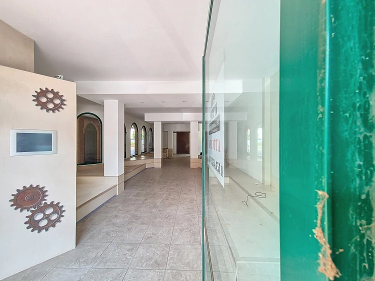 vendesi fondo commerciale ad Empoli molto luminoso alta luminoit&agrave;