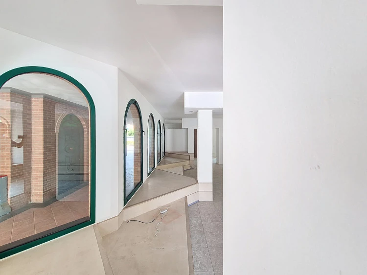 vendesi fondo commerciale ad Empoli molto luminoso le vetrate