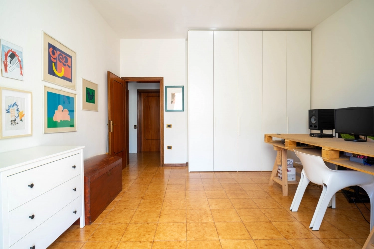 empoli appartamento di 4 vani in vendita con camera che da sul terrazzo privato