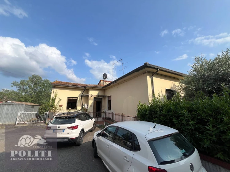 Viareggina Terratetto a due passi da Montelupo Fiorentino con giardino privato