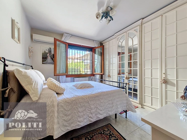 Camera Padronale Matrimoniale Appartamento con Seminterrato abitabile e Giardino Privato a Empoli