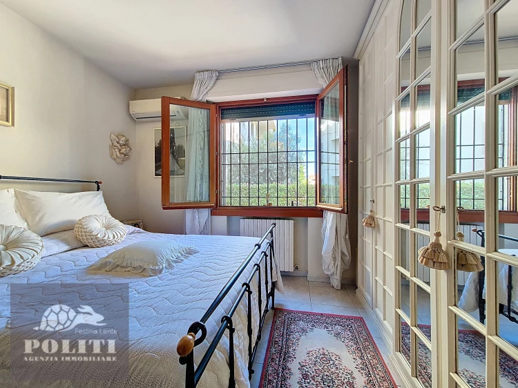 Camera Padronale Matrimoniale Appartamento con Seminterrato abitabile e Giardino Privato a Empoli