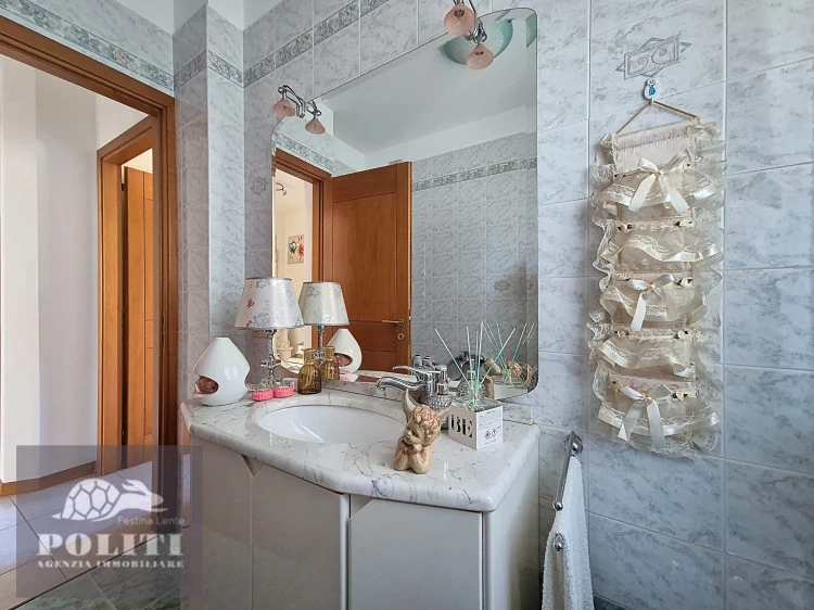Bagno Padronale signorile Appartamento con Seminterrato abitabile e Giardino Privato a Empoli
