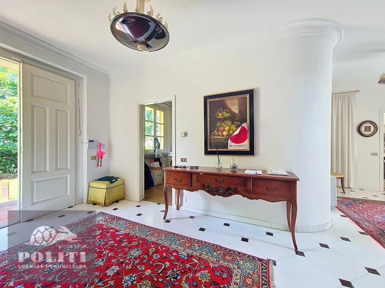 ampio ingresso villa signorile libera su quattro lati con ampio giardino privato a Limite Sull'Arno